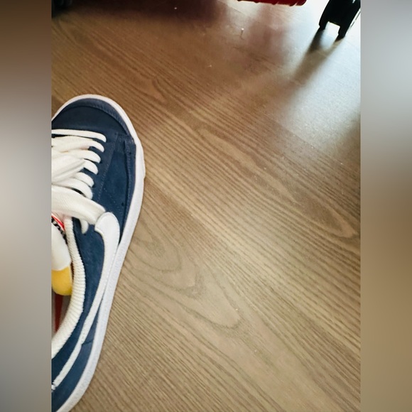 navy and white sneakers. Original Nike. size 6.5. great condition. True to size - Picture 4 of 6